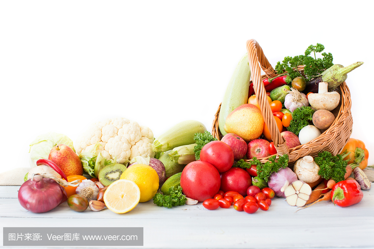 篮子里的新鲜蔬菜和水果。